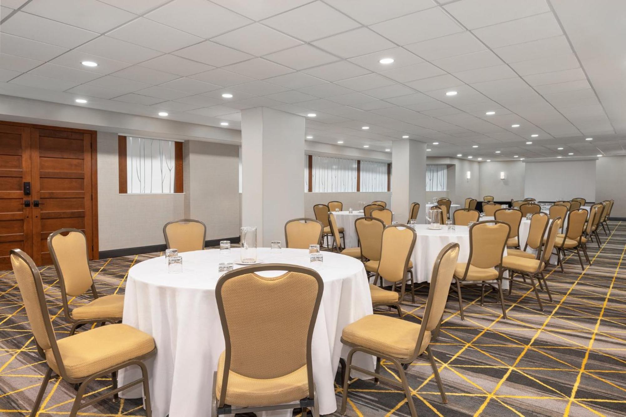 Holiday Inn Toronto Downtown Centre By Ihg Exterior photo